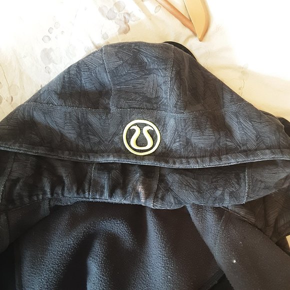 lululemon Scuba Hoodie Black Grey Geometric Leaf Feather Pattern Size 4 - Picture 13 of 14